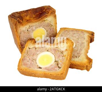 Tarte traditionnelle anglaise au porc aux œufs de gala avec pâte à base d'eau chaude croustillante isolée sur fond blanc Banque D'Images