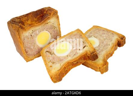 Tarte traditionnelle anglaise au porc aux œufs de gala avec pâte à base d'eau chaude croustillante isolée sur fond blanc Banque D'Images