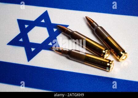 Trois cartouches de fusil sur le drapeau d'Israël. Gros plan, espace de copie Banque D'Images