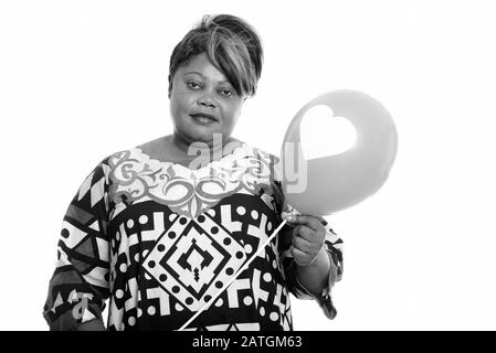 Femme africaine en surpoids avec ballon prêt pour la Saint-Valentin Banque D'Images