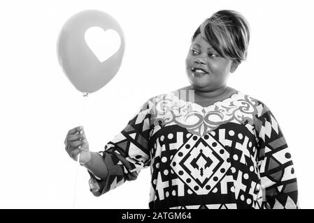 Surpoids femme africaine avec ballon de pensée et prêt pour la Saint-Valentin Banque D'Images