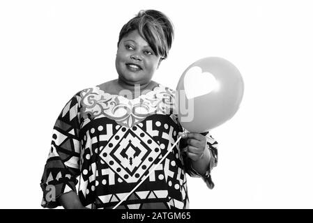 Bonne femme africaine en surpoids avec ballon de pensée et prêt pour la Saint-Valentin Banque D'Images