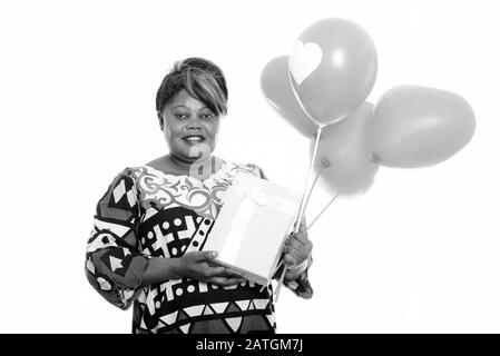 Bonne femme africaine en surpoids souriante prête pour la Saint-Valentin Banque D'Images