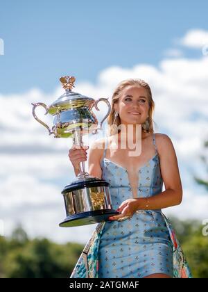 Sofia KENIN (USA), gagnante de l'Open d'Australie 2020, lors d'un photoshoot à Melbourne à côté de la Yarra River, portait une robe de Jason Grech, le designer de Melbourne Banque D'Images