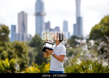 Novak DJOKOVIC (SRB) lors d'une séance photo de trophées aux Jardins botaniques royaux de Melbourne après avoir remporté l'Open d'Australie 2020 Banque D'Images