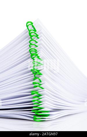 Pile de documents vierges avec trombone sur fond blanc Banque D'Images