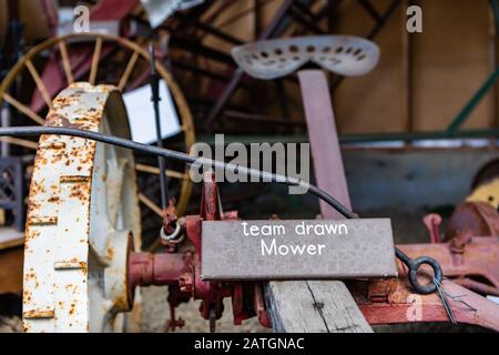 Un morceau de machinerie agricole ancienne. Une tondeuse autoportée ancienne et ancienne dans le musée Kootenays, Colombie-Britannique, Canada Banque D'Images