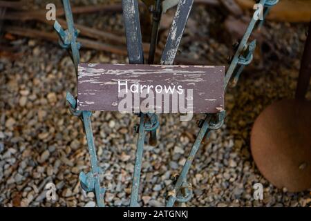 Vue partielle des herses agricoles du musée, Kootenays, Colombie-Britannique, Canada. Vue rapprochée. Herses anciennes utilisées par les agriculteurs au XXe siècle Banque D'Images
