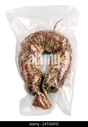 Salami emballé sous vide dans un emballage en plastique pour un stockage longue durée sur blanc vu d'en haut Banque D'Images