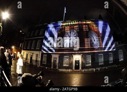 Londres, Royaume-Uni. 31 janvier 2020. BBC Political Editor Laura Kuenssberg montres comme l'horloge comptée jusqu'à 01 seconde avant 11h00 comme il a été projeté sur le numéro 10 Downing Street à Whitehall le jour où le Royaume-Uni quitte enfin l'Union européenne aujourd'hui à 11h00, Après un référendum de 2016, la majorité des électeurs qui souhaitent quitter l'UE ont assisté à un référendum. Il a depuis été surnommé Brexit. Brexit, Londres, 31 Janvier 2020 Crédit: Paul Marriott/Alay Live News Banque D'Images