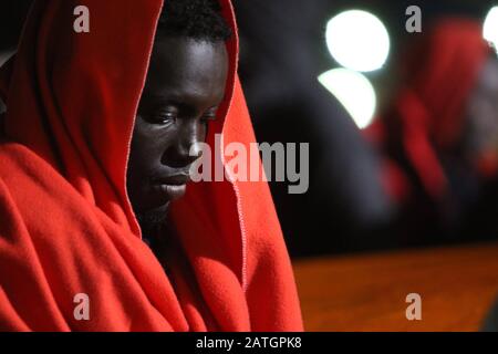 Malaga, Espagne. 3 février 2020. 3 Février 2020, Malaga, Espagne : Migrants Subsahariens, Qui ont été sauvés d'un canot en mer Méditerranée attendre de débarquer d'un bateau de sauvetage après leur arrivée au port de Malaga.un total de 87 migrants ont été secourus d'un canot qui a essayé de traverser la mer Méditerranée et ils ont été amenés au port de Malaga, Où ils ont été assistés par le crédit de la Croix-Rouge espagnole: Cordon PRESS/Alay Live News Banque D'Images