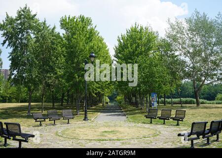 Allée symétrique dans un parc urbain de Verdun, Montréal, Québec, Montréal, Québec, Canada Banque D'Images