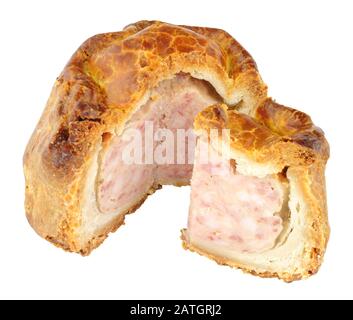 Tarte au porc salée faite à la main et croustillant, isolée sur un fond blanc Banque D'Images