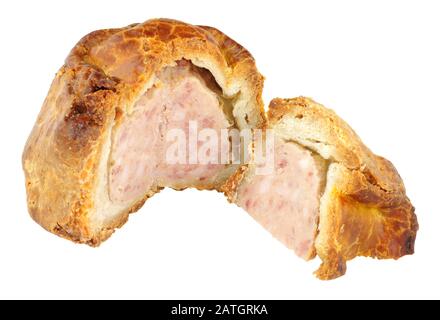 Tarte au porc salée faite à la main et croustillant, isolée sur un fond blanc Banque D'Images