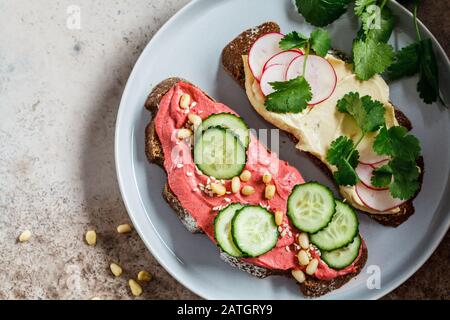 Betterave et toasts classiques de houmous. Concept de nourriture végétalienne saine. Banque D'Images