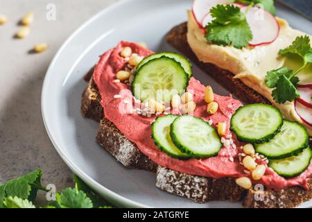 Betterave et toasts classiques de houmous. Concept de nourriture végétalienne saine. Banque D'Images