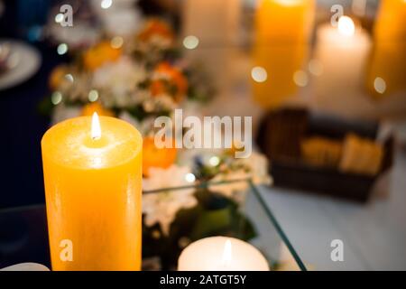 Bougies sur la table de banquet. Décoration de vacances. Banque D'Images