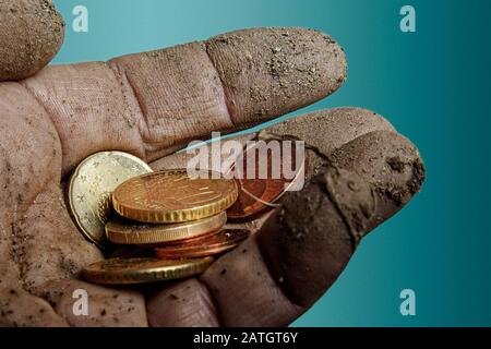 Les personnes sales de la main gauche tient quelques pièces en euros dans sa paume. Banque D'Images