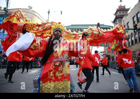 Chicago, États-Unis. 2 février 2020. Les gens participent au défilé du nouvel an chinois célébrant le nouvel an lunaire chinois dans le quartier chinois de Chicago, aux États-Unis, le 2 février 2020. Environ 18 000 personnes ont bondé les rues du quartier chinois de Chicago le dimanche après-midi pour assister à la parade du nouvel an chinois, avec le maire de Chicago Lori Lightfoot comme invité spécial. POUR ALLER AVEC 'Chicago Chinatown célèbre le nouvel an lunaire chinois avec parade' crédit: Wang Ping/Xinhua/Alay Live News Banque D'Images