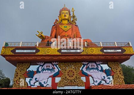 Statue De Bouddha, Samdrupste, Sikkim, Inde. Plus grande statue de Guru Padmasambhava à 135 pieds. Il a fallu environ trois ans pour terminer Banque D'Images