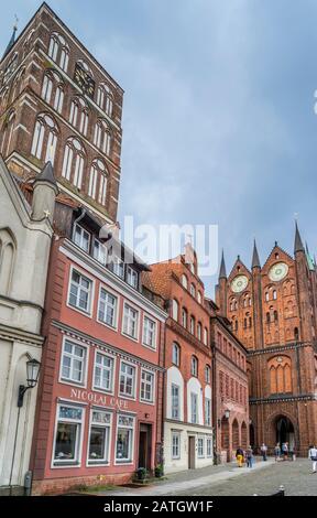 Café Nikolai à la place du vieux marché de Stralsund avec vue sur la tour de l'église Saint-Nicolas et l'hôtel de ville de Stralsund, ville hanséatique de Stralsund, Meck Banque D'Images