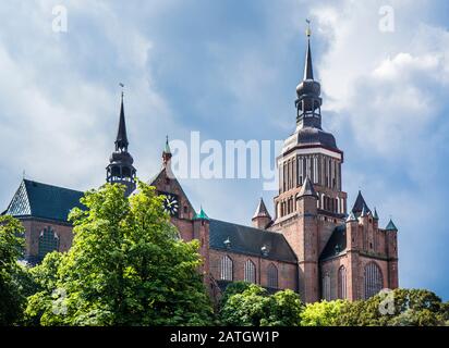 Église Sainte-Marie de style gothique en brique (Marienkirche) dans la ville hanséatique de Stralsund, Mecklembourg-Poméranie-Occidentale, Allemagne Banque D'Images