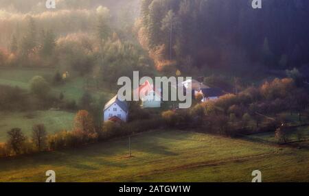 Ancienne maison dans le paysage naturel, village Slovaquie - Kosecke Podhradie Banque D'Images