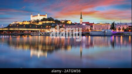 Coucher de soleil à Bratislava avec danube, Slovaquie Banque D'Images