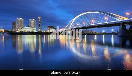 Pont Apollo à Bratislava, Slovaquie, la nuit Banque D'Images