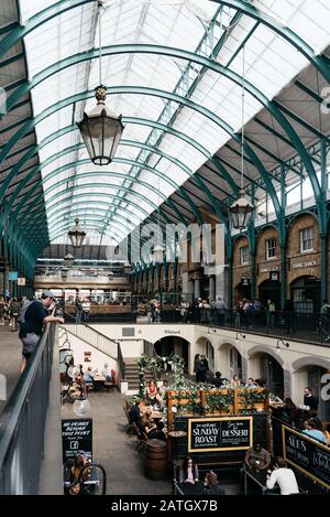 Londres, Royaume-Uni - 15 mai 2019: Vue intérieure du marché Covent Garden. Situé dans le West End de Londres, le Covent Garden est réputé pour sa mode de luxe Banque D'Images