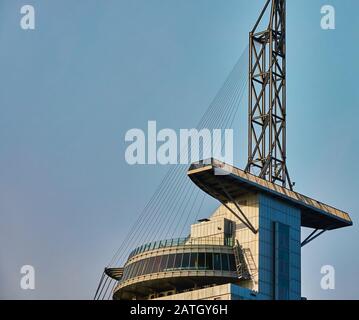 Bremerhaven, Allemagne, 16 janvier 2020: Gros plan de la plate-forme de visualisation sur l'Atlantic Hotel Sail City, télé photo, zoom Banque D'Images