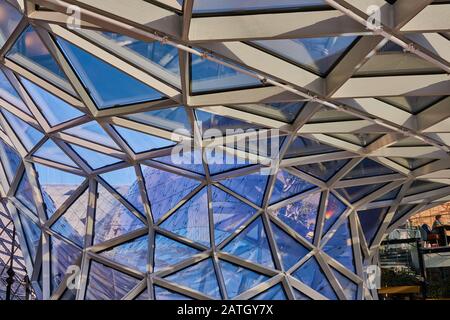 Francfort, Allemagne, 30 décembre 2019 : toit en verre incurvé menant vers l'intérieur dans le centre commercial myzeil de Francfort, architecture moderne abstraite Banque D'Images