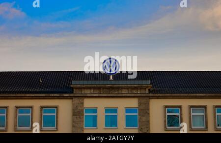 Braunschweig, Allemagne, 11 janvier 2020: Cloesup of Volkswagen marque sur le toit du bâtiment administratif de Braunschweig Banque D'Images