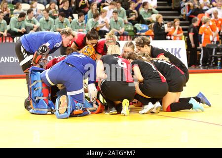 Londres, Royaume-Uni. 2 février 2020. Jaffa Super 6'S - Copper Box Arena Queen Elizabeth Olympic Park, Londres, Royaume-Uni. 2 février 2020. Bowdon Hightown au début de la finale du championnat des femmes du Jaffa Super 6's Credit: Grant Burton/Alay Live News Banque D'Images