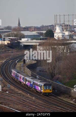 Arriva Northern rail classe 142 pacer et classe 150 sprint trains approchant Salford central, Manchester UK Banque D'Images