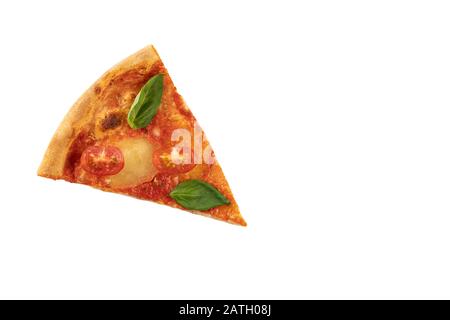 Tranche de Margarita Pizza originale italienne classique fraîche isolée sur fond blanc. Banque D'Images