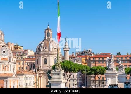 Drapeau Italien sur la piazza Venezia, le moyeu central de Rome, Italie Banque D'Images