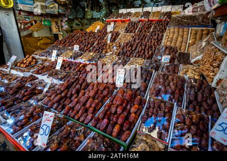 De nombreuses variétés de dates de vente sur le marché local de Fes, Maroc Banque D'Images