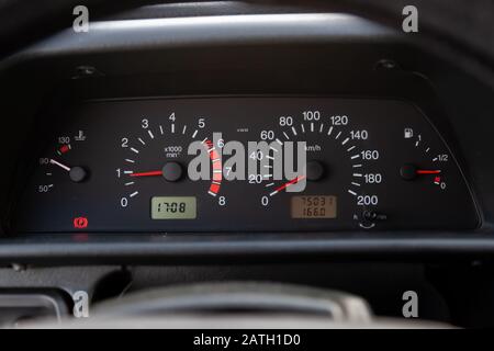 Voiture rétro Vintage planche de bord avec compte-tours analogique, compteur de vitesse et odomètre, fait main pour la restauration Banque D'Images