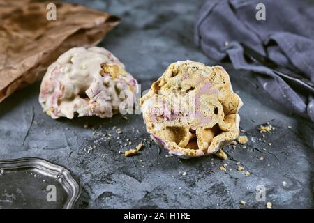 La nourriture sucrée allemande traditionnelle en forme de boule appelée « Schneeballen », c'est-à-dire « Snowball », à base de pâte à croûte courte, Banque D'Images