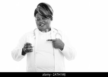 Studio tourné d'un médecin de femme africaine en surpoids avec un verre de lait Banque D'Images