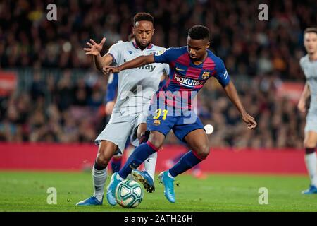 Barcelone, Espagne. 02 février 2020. Hernani de Levante UD combat une balle avec Ansu Fati du FC Barcelone lors du match de Ligue entre le FC Barcelone et Levante UD au Camp Nou le 02 février 2020 à Barcelone, Espagne. Crédit : Cal Sport Media/Alay Live News Banque D'Images