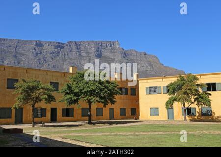 Inner Court Et Bakhuis (Bakehouse), Château De Good Hope, Table Mountain Beyond, Cape Town, Table Bay, Western Cape Province, Afrique Du Sud, Afrique Banque D'Images