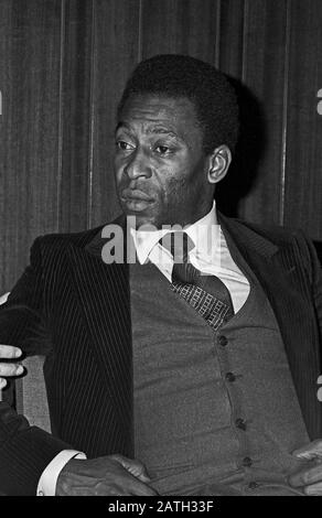 Pele, brasilianischer Fußbalbspieler, bei einer Pressekonferenz nach der Ankunft am Flughafen Hambugr, Allemagne 1981. Le joueur brésilien de football Pele a donné une conférence de presse à l'aéroport de Hambourg, Allemagne 1981. Banque D'Images