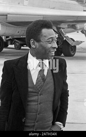 Pele, brasilianischer Fußbalbspieler, verläßt die Lufthansa Maschine 'Saarbrücken' nach der Ankunft auf dem Rollfeld vom Flughafen Hamburg, Deutschland 1981. Le joueur brésilien de football Pele quitte l'avion de Lufthansa après l'arrivée à l'aéroport de Hambourg, Allemagne 1981. Banque D'Images