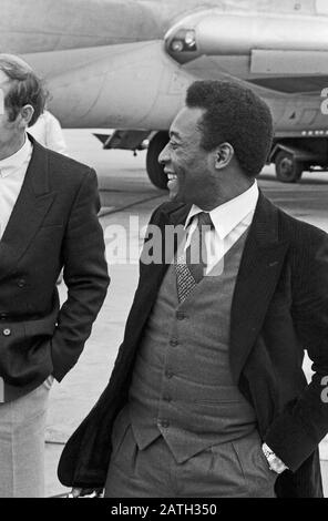 Pele, brasilianischer Fußbalbspieler, verläßt die Lufthansa Maschine 'Saarbrücken' nach der Ankunft auf dem Rollfeld vom Flughafen Hamburg, Deutschland 1981. Le joueur brésilien de football Pele quitte l'avion de Lufthansa après l'arrivée à l'aéroport de Hambourg, Allemagne 1981. Banque D'Images