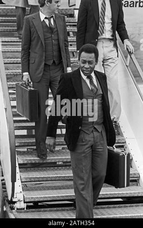 Pele, brasilianischer Fußbalbspieler, verläßt die Lufthansa Maschine 'Saarbrücken' nach der Ankunft auf dem Rollfeld vom Flughafen Hamburg, Deutschland 1981. Le joueur brésilien de football Pele quitte l'avion de Lufthansa après l'arrivée à l'aéroport de Hambourg, Allemagne 1981. Banque D'Images