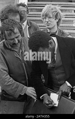 Pele, brasilianischer Fußbalbspieler, gibt Autogram vor der Lufthansa Maschine 'Saarbrücken' nach der Ankunft auf dem Rollfeld vom Flughafen Hamburg, Deutschland 1981. Le joueur brésilien de football Pele quitte l'avion de Lufthansa après l'arrivée à l'aéroport de Hambourg, Allemagne 1981. Banque D'Images