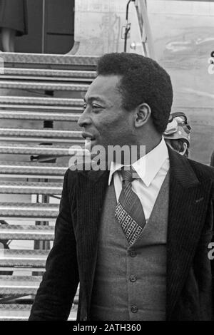 Pele, brasilianischer Fußbalbspieler, verläßt die Lufthansa Maschine 'Saarbrücken' nach der Ankunft auf dem Rollfeld vom Flughafen Hamburg, Deutschland 1981. Le joueur brésilien de football Pele quitte l'avion de Lufthansa après l'arrivée à l'aéroport de Hambourg, Allemagne 1981. Banque D'Images