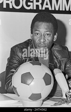 Pele, brasilianischer Fußballlspieler, bei einer mit Autogramstunde verbundenen Pressekonferenz im Alsterhaus à Hambourg, Allemagne, 1981. Le joueur brésilien de football Pele lors d'une conférence de presse et de l'heure d'autographe du ventilateur connecté à Hambourg Alsterhaus, Allemagne 1981. Banque D'Images